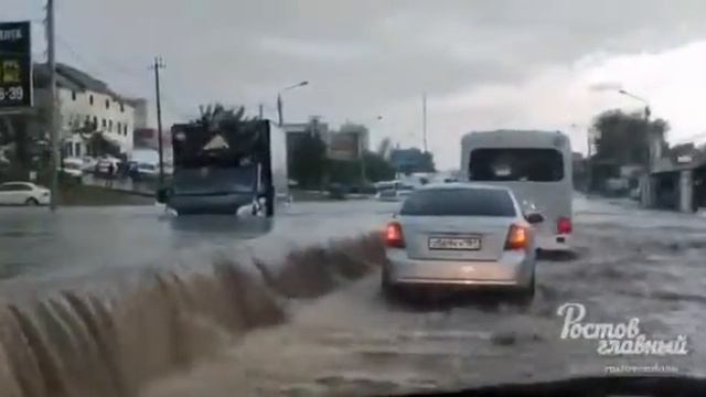 Дождик пошёл, затопило Ростов смотреть онлайн