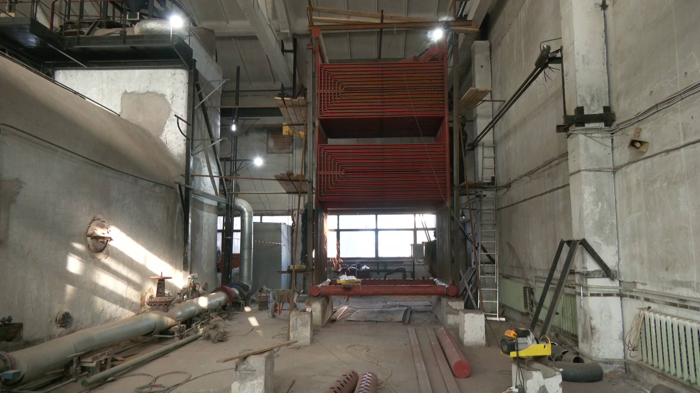 Уже смонтирован первый блок будущего котла смотреть онлайн