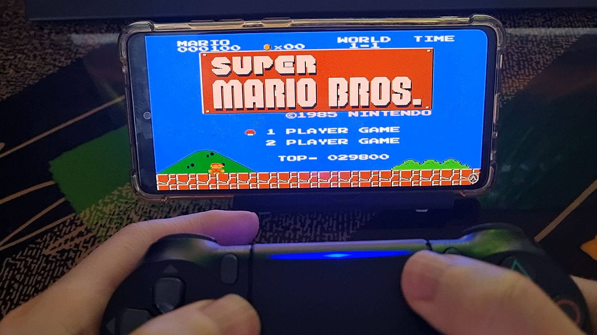 Играю в Super Mario Bros. на Dualshoke4 и Super Amoled экране=)