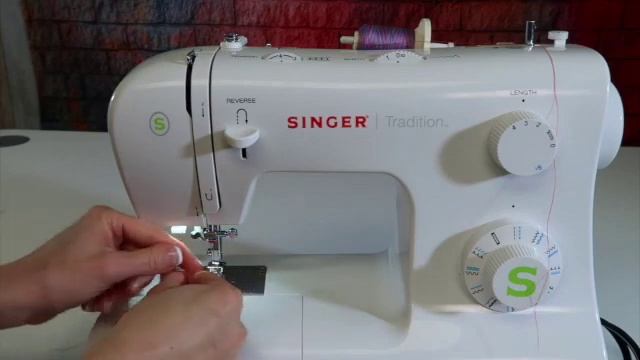 Singer Tradition 2277 23 Threading a Twin Needle смотреть онлайн