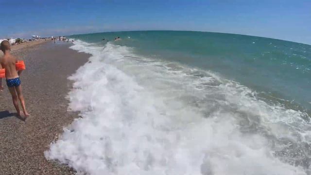 На пляже в Евпатории. Лето 2023. Каким был пляж до "шторма века". смотреть онлайн