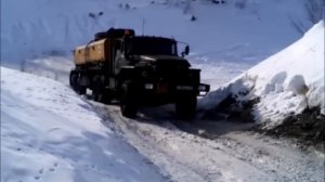урал штурмует скользкий подъем.северный дальнобой. зимник. якутия.