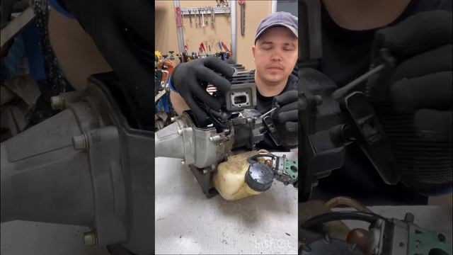 Одна из причин , перегрева поршневой бензотриммере #поршневая смотреть онлайн