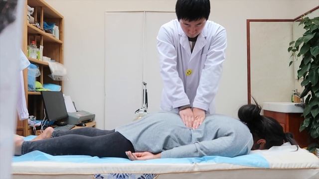 GETTING MY BACK CRACKED!?! | 正骨 смотреть онлайн