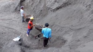 Строительство, два больших оползня на шахте