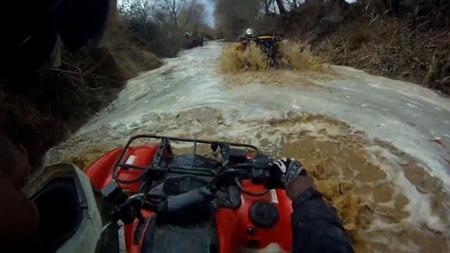 Mudding and some water wheelies Grizzly 700 and Outlander 1000 смотреть онлайн