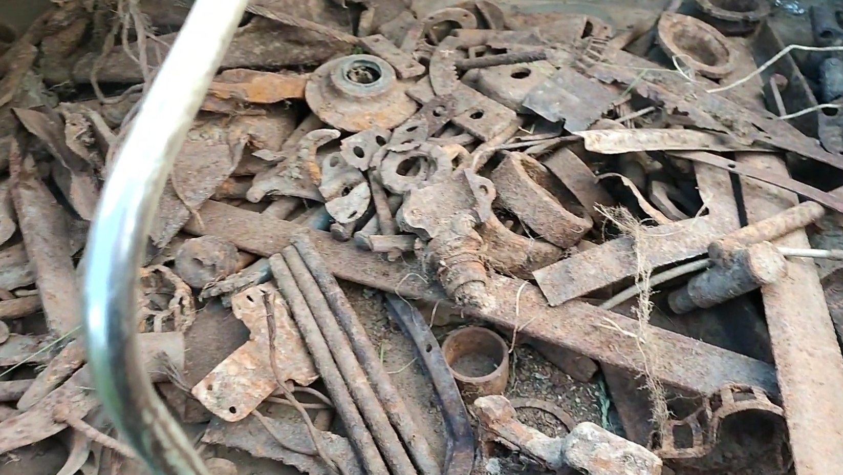 Очередной раз выручает заброшенная лесная база!Несмотря на выбитость находок ещё много!!! смотреть онлайн