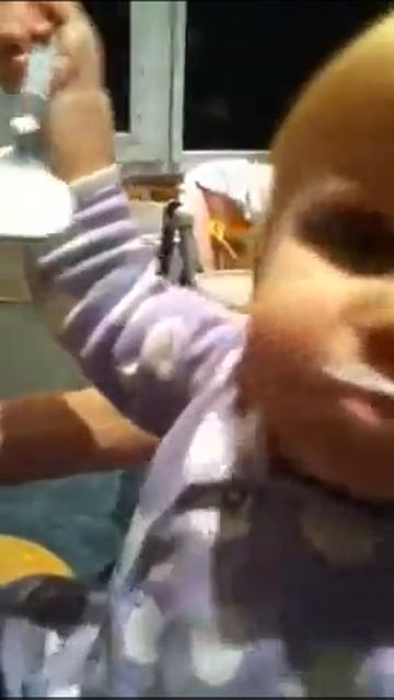 Мила ест сметану.