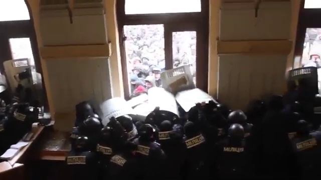 Штурм Черновицкой ОДА Оперативная съёмка милиции ч.1 смотреть онлайн