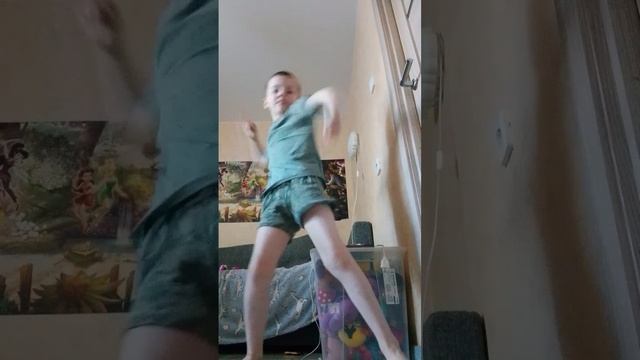 Я танцую под песню Глич. смотреть онлайн