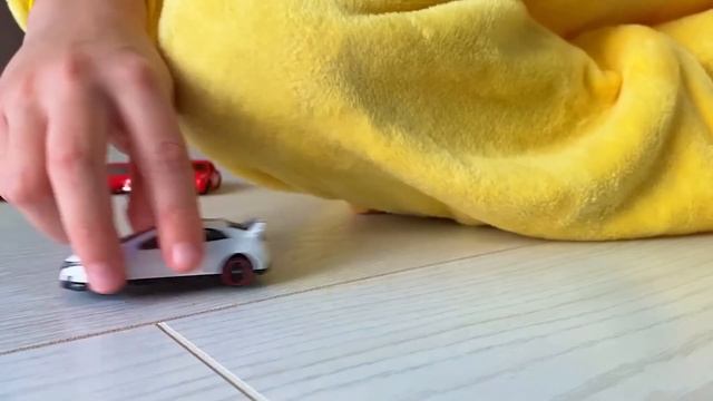 Марк распаковывает коллекцию новых маленьких машинок - Matchbox Majorette Hot Wheels смотреть онлайн