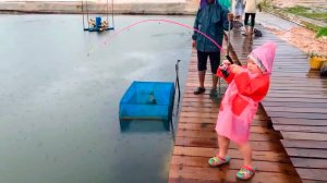 На рыбалке Маленькая девочка поймала огромную рыбу в свой рост