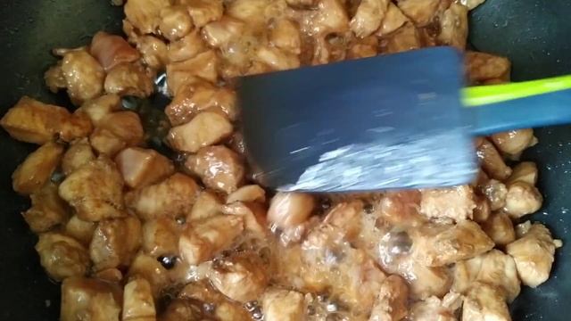 КУСОЧКИ КУРИНОГО ФИЛЕ В СОЕВОМ СОУСЕ ЖАРЕНЫЕ С ЧЕСНОКОМ. FRIED PIECES OF CHICKEN FILLET IN SOY SAUC смотреть онлайн