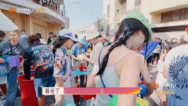 【FULL】杨祐宁带队抵达泼水节主场开启夏日狂欢 辛芷蕾娜扎电音节大跳小蛇舞超欢乐 | 花儿与少年·好友记 Divas Hit The Road· Good Friends EP6 | MangoT смотреть онлайн