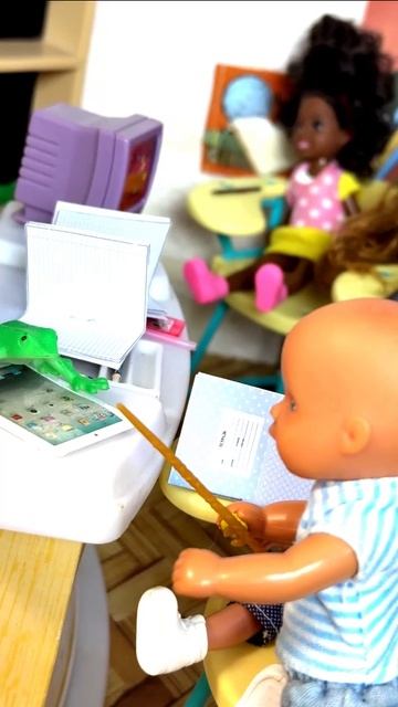 ПРЕВРАТИЛ УЧИТЕЛЯ В ЖАБУ🐸 Смешное видео куклы БАРБИ ДАРИНЕЛКА ТВ #shorts смотреть онлайн