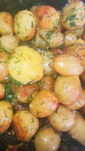 Как приготовить картошку с корочкой с сливочным маслом и укропом. Молодая картошка #едаялюблютебя смотреть онлайн