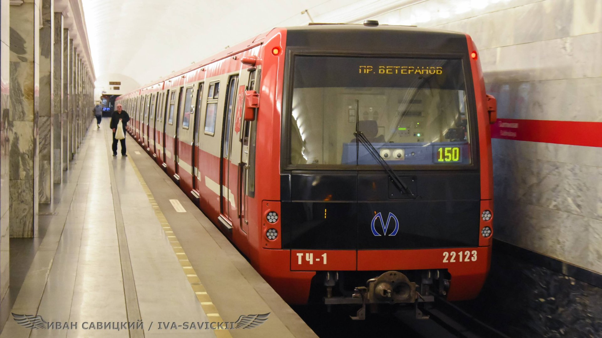 Поезда метро на станции площадь Мужества смотреть онлайн