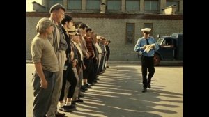 Песчаный карьер - два человека