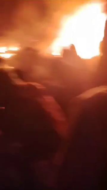 Военный самолёт врезался в жилой дом в Судане Погибли члены экипажа и несколько находившихся на бор смотреть онлайн