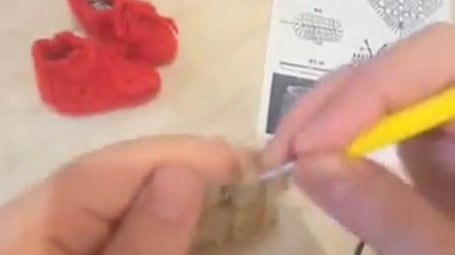 Вязание крючком пинетки с узором. шаг 4 смотреть онлайн