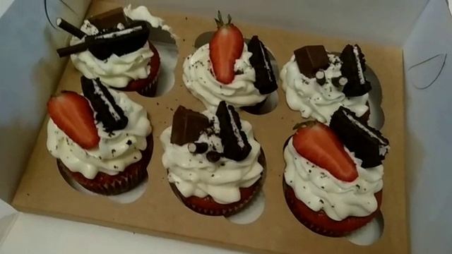 Капкейки с белым кремом, клубникой и орео смотреть онлайн