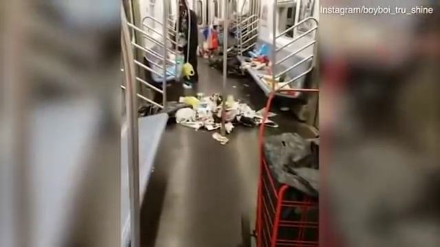Мусор в вагоне метро
