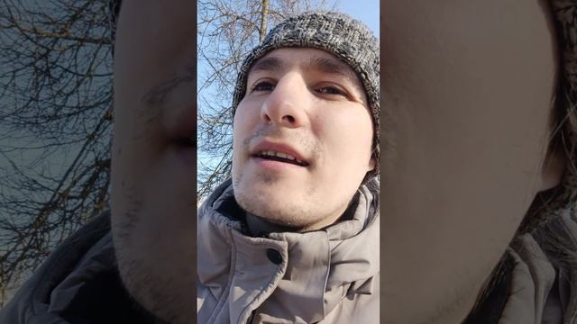 двое смотрят в окно один видит птиц а другой го***но