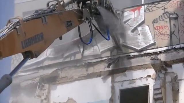 Abriss Sexkino Berlin mit Kettenbagger Liebherr 960 смотреть онлайн
