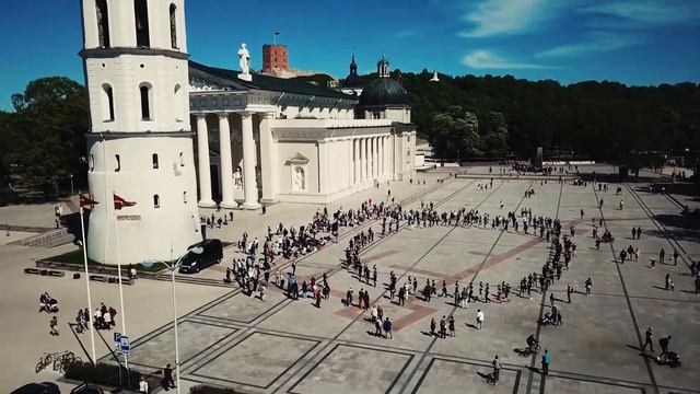 Salsa Rueda 100 DANCERS (DRONE video) In Vilnius Cathedral Square смотреть онлайн