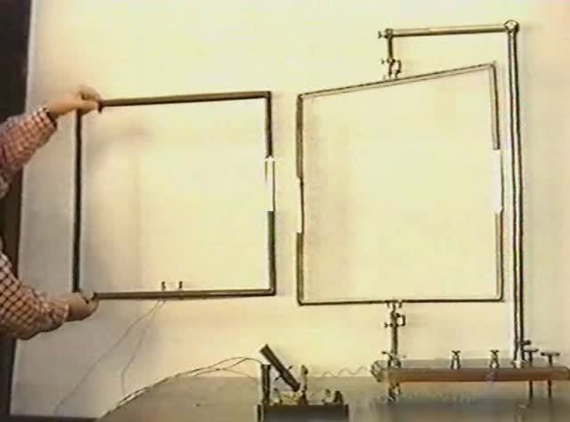 Физика. Опыты. Электричество и магнетизм. Взаимодействие проводников с током. Станок Ампера смотреть онлайн