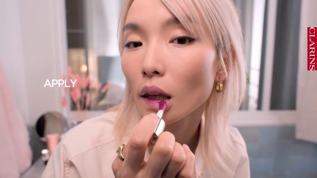 How to Apply a Lip Oil | Clarins смотреть онлайн