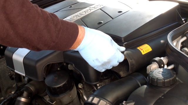 How to remove cover from a Mercedes-Benz engine смотреть онлайн