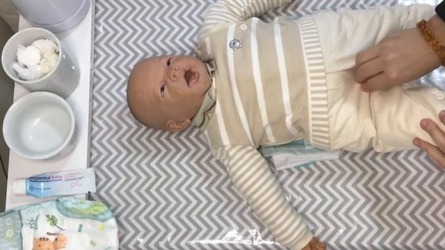 Trocando a fralda do bebê passo a passo смотреть онлайн