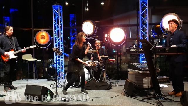 the Blue Band feat. Rita Orlando - Lucky смотреть онлайн