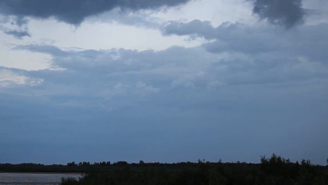 Небольшая грозовая туча за рекой Объ в районе речного порта, Сургут (24.07.23) смотреть онлайн