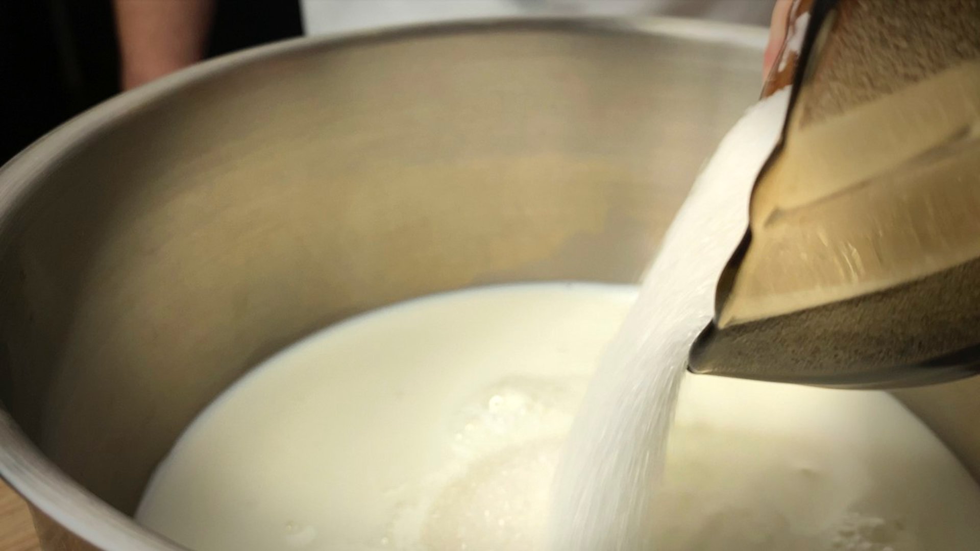 Сгущенное молоко в домашних условиях | Как приготовить сгущеное молоко дома смотреть онлайн