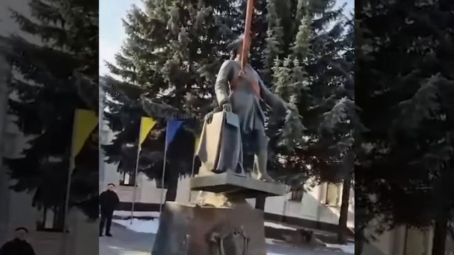 В Полтаве бандеры снесли памятник Петру Первому смотреть онлайн