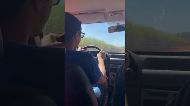 ANDANDO DE FIAT UNO NA ESTRADA DE TERRA смотреть онлайн
