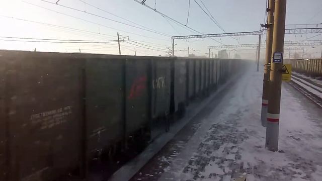 "Злой Тифон Т9" ВЛ10-1160 с тифоном Т9 и грузовым поездом проезжает станцию Лебяжья-сибирская смотреть онлайн
