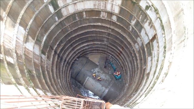 1 Ton Yanmar B05 Super Mini Excavator Hoisted Into 30M Deep Manhole Doing Excavation Singapore смотреть онлайн