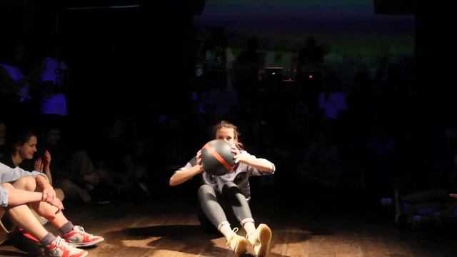 Битва с предметами - Ира и мяч смотреть онлайн