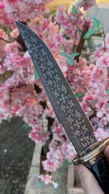 нож Кизляр Клинок - сложный мозаичный Дамаск Рукоять - стабилизированный бивень мамонта Гарда макум смотреть онлайн