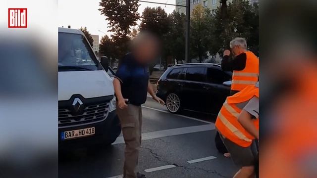 Berlin: Ex-Polizist besprüht Klima-Kleber mit Parfüm смотреть онлайн