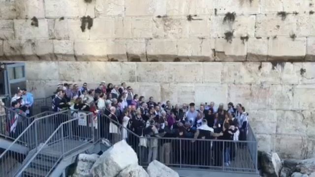 Reform Jews pray at new Western Wall egalitarian section смотреть онлайн