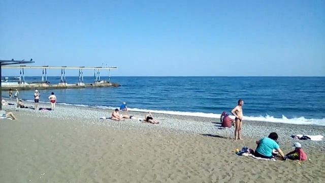 Алушта. Центральный пляж. 11.04.24. Жара, море +13. смотреть онлайн