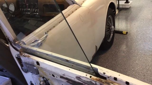 Jag MK2 Window Glass and Frame Installation смотреть онлайн