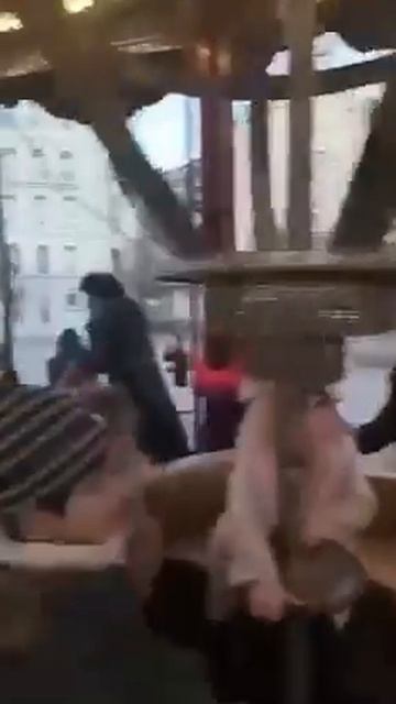 В Лионе,Франция,группа мигрантов среди бела дня зачем-то разнесла детскую карусель,перепугав дететей смотреть онлайн
