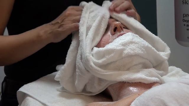 Skin Fitness: Microdermabrasion & Oxygen Infusion Therapy treatment demonstration смотреть онлайн