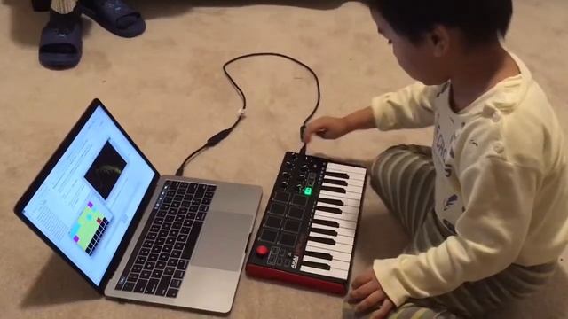 My 3-yrs-old having fun with step sequenced synthesizer I made смотреть онлайн