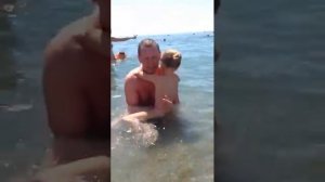 Папа купает дочу